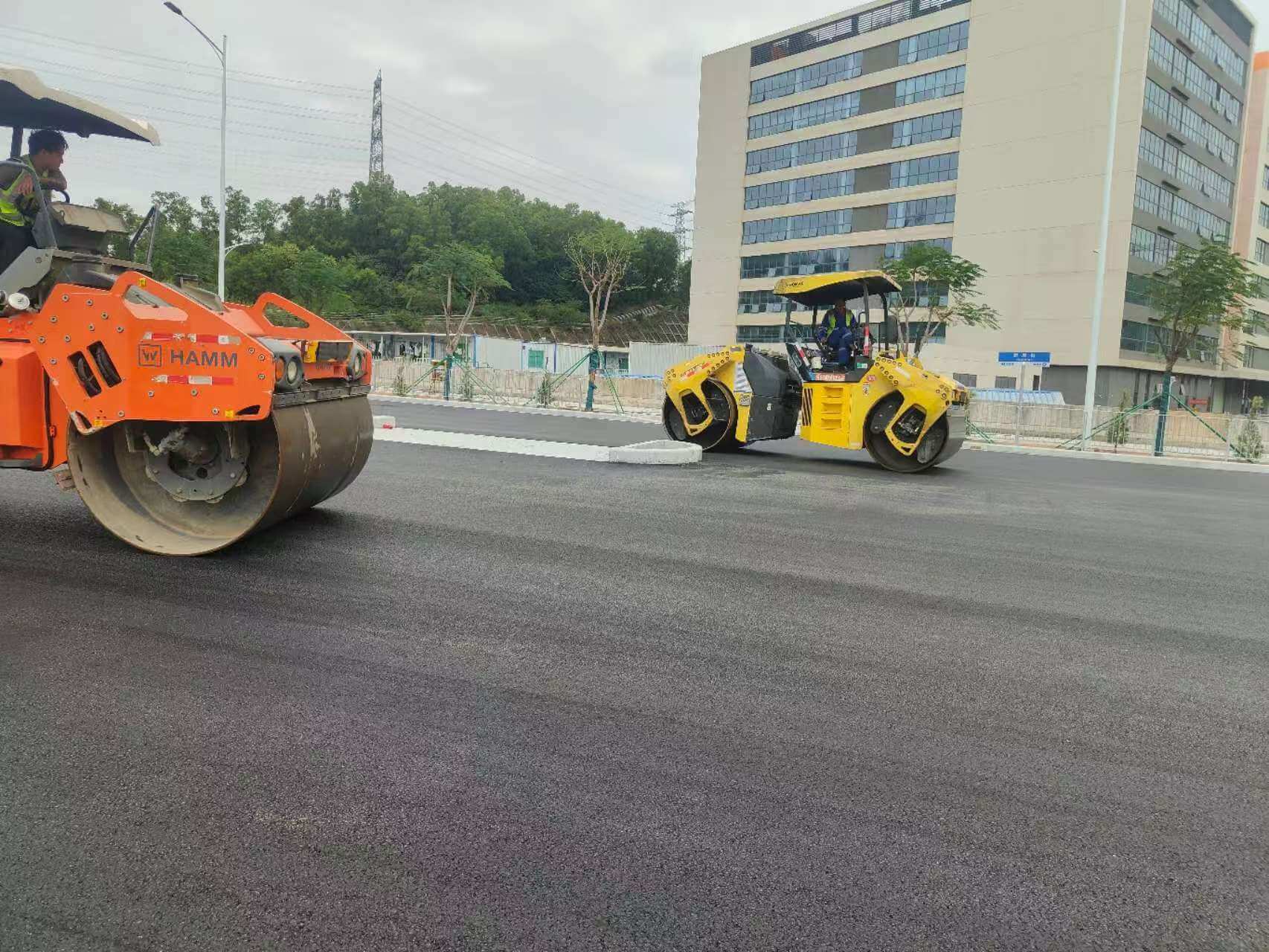 东莞市政道路沥青摊铺施工